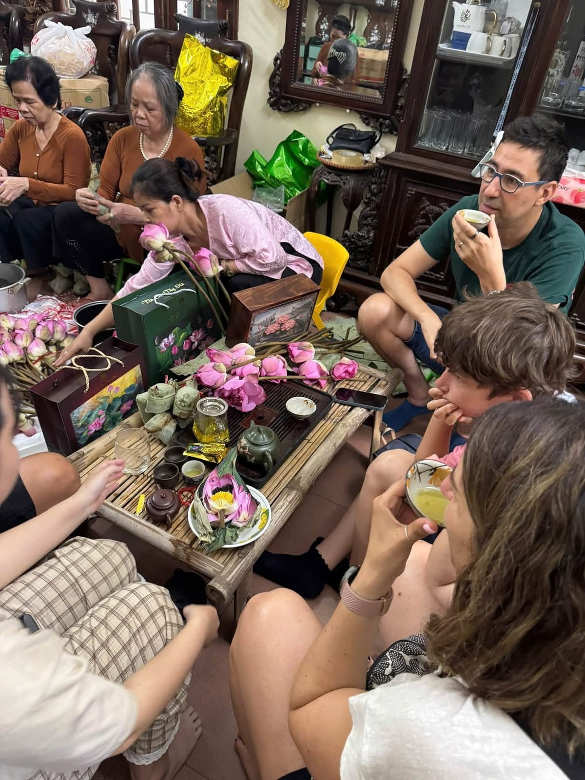 Du khách quốc tế thưởng trà ngay tại nhà Minh Trí