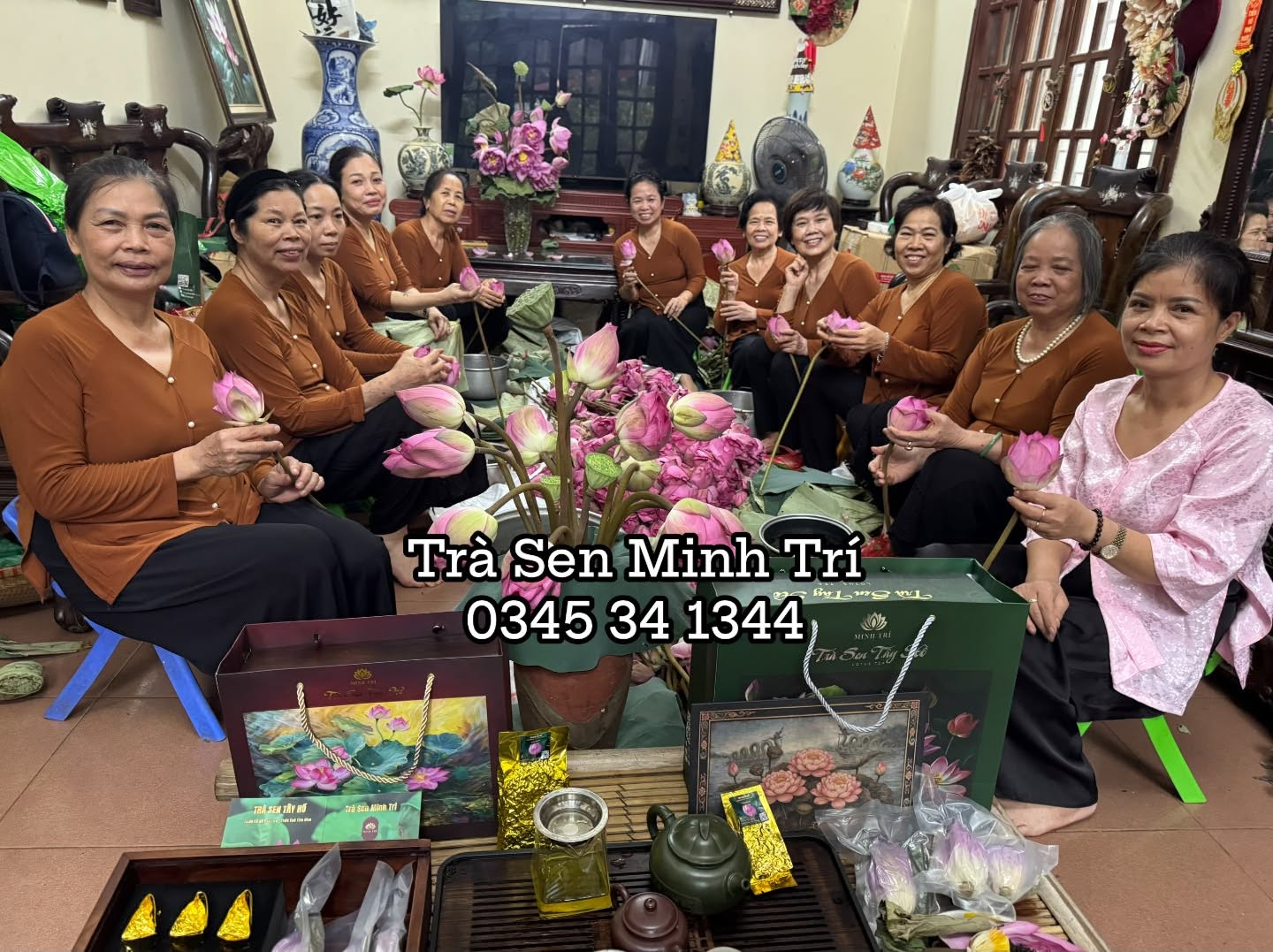Cả nhà cùng làm giữa mùa sen